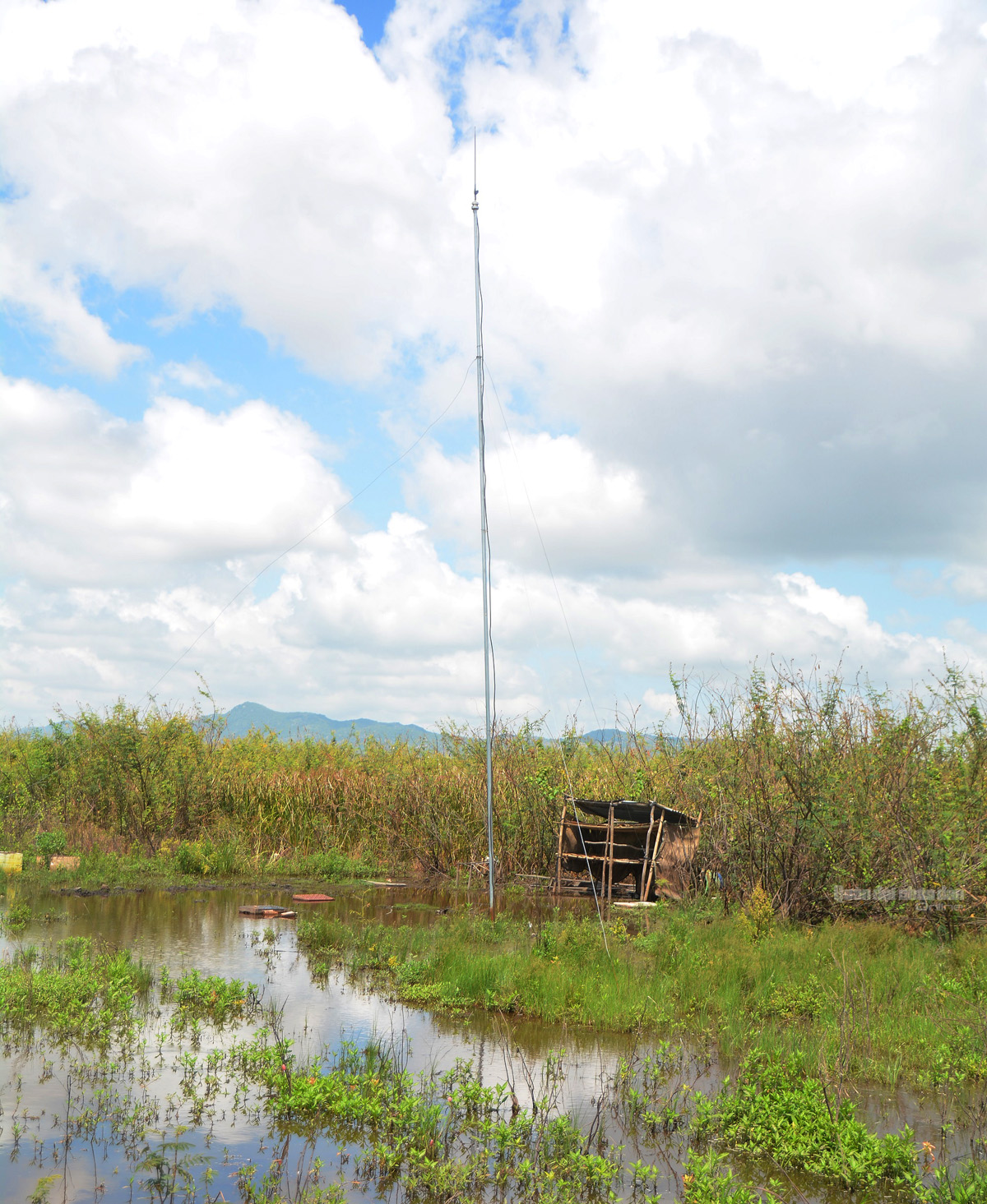 Mỗi chốt được lắp cột thu lôi chống sét và đèn năng lượng mặt trời để đảm bảo an toàn và phục vụ sinh hoạt.
